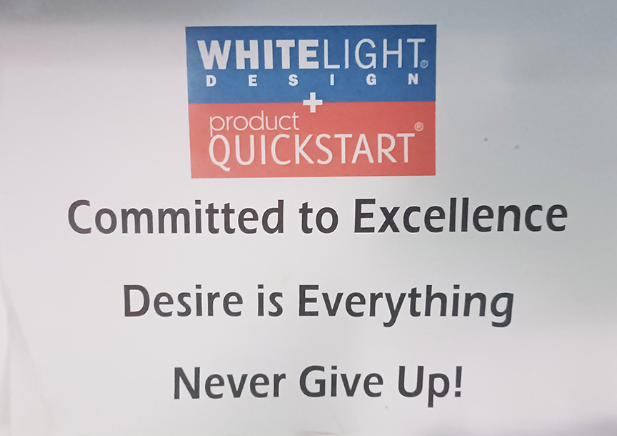 WhiteLight_Design_NeverGiveUp_2025_EnLightener Sign